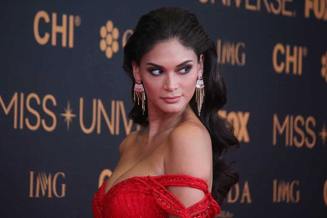Pia Wurtzbach, sinupalpal ang isang netizen na sinabihan siyang plastic Pia Wurtzbach, sinupalpal ang isang netizen na sinabihan siyang plastic