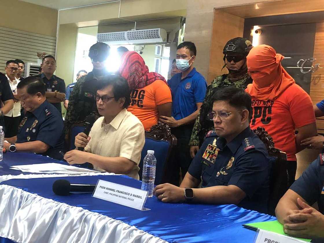 Iprinisinta ng DILG at PNP ang 2 pangunahing suspek sa pagpatay kay Geneva Lopez at Yitshak Cohen Iprinisinta ng DILG at PNP ang 2 pangunahing suspek sa pagpatay kay Geneva Lopez at Yitshak Cohen