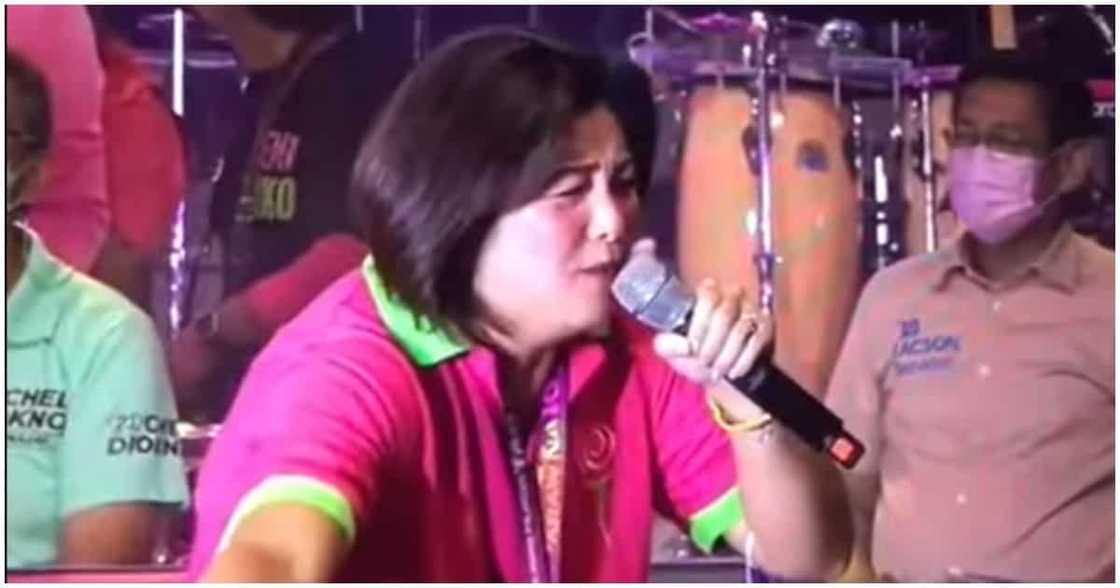 Makulit na reaksyon ni Regine Velasquez sa pagpapaabot ng regalo kay VP Leni, viral Makulit na reaksyon ni Regine Velasquez sa pagpapaabot ng regalo kay VP Leni, viral