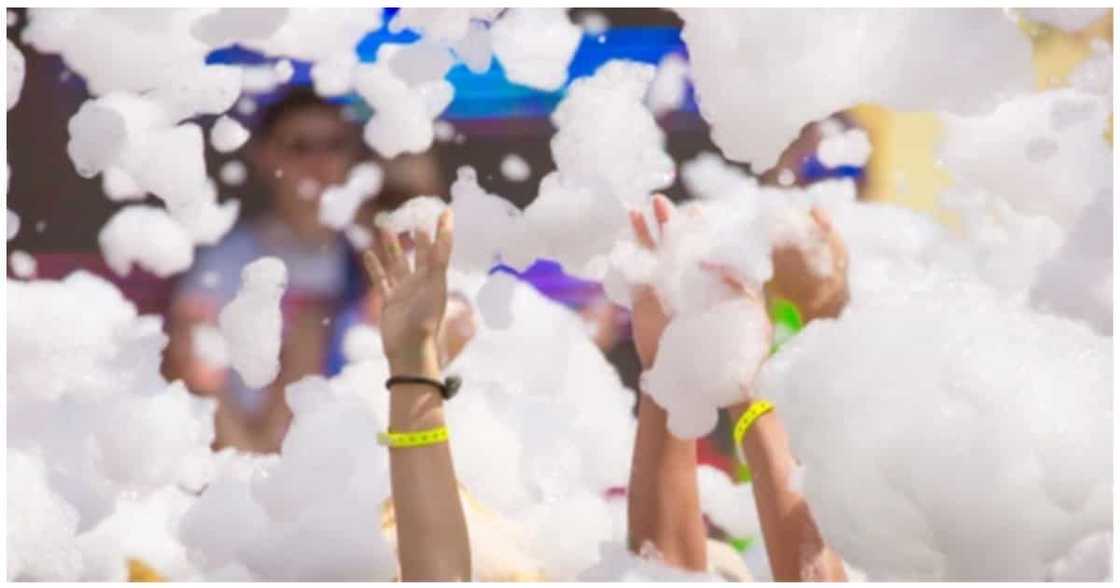 Foam Party sa Bohol, kitang-kita ang paglabag sa Covid-19 restrictions Foam Party sa Bohol, kitang-kita ang paglabag sa Covid-19 restrictions
