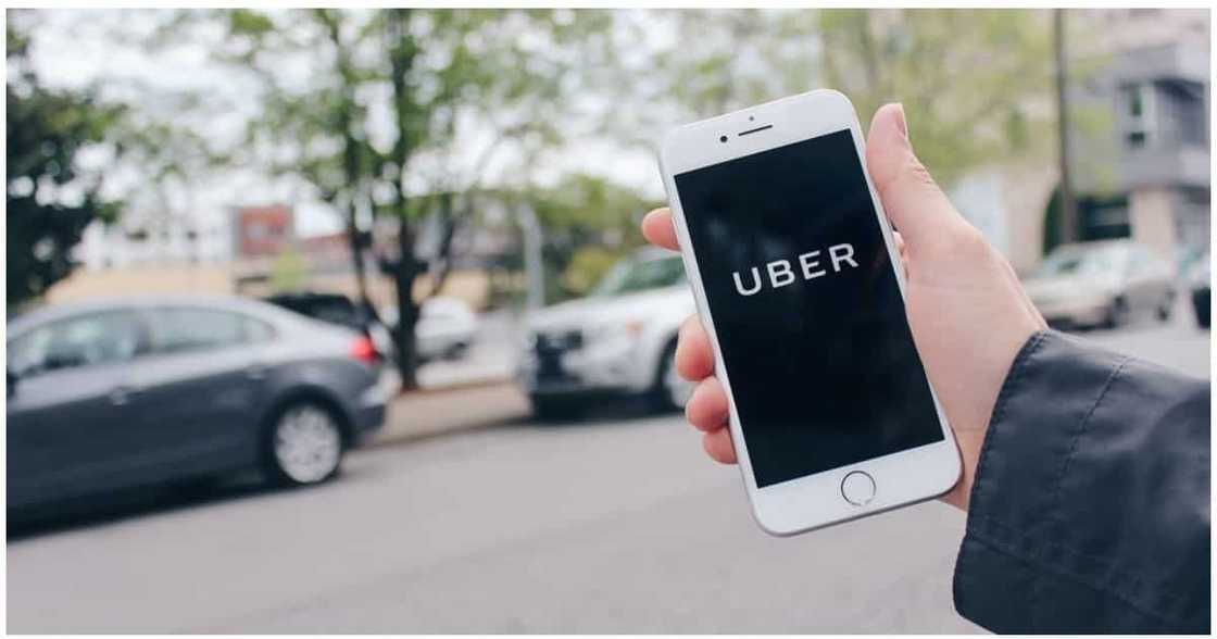 Uber driver, arestado matapos silipan ang mga pasahero sa pamamagitan ng hidden cam Uber driver, arestado matapos silipan ang mga pasahero sa pamamagitan ng hidden cam