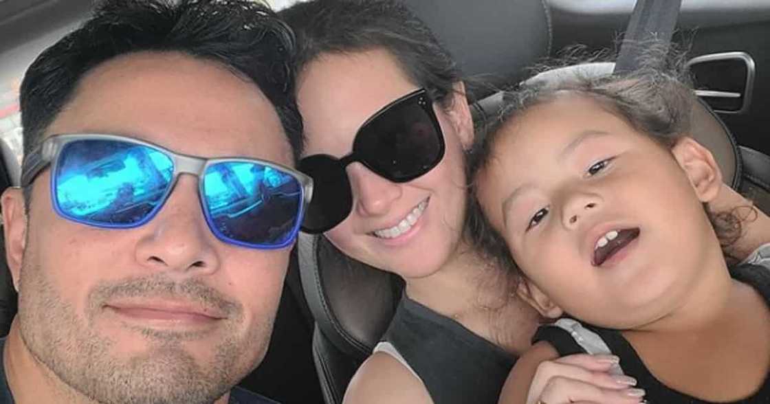 Elias Modesto, kinagat si Derek Ramsay habang naghaharutan sila Elias Modesto, kinagat si Derek Ramsay habang naghaharutan sila