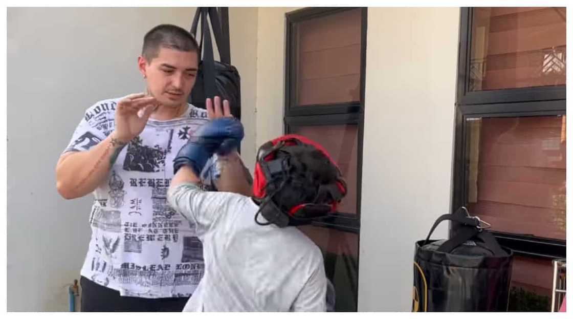 Andrew Schimmer, tinuruan ang anak na lalake ng kickboxing Andrew Schimmer, tinuruan ang anak na lalake ng kickboxing