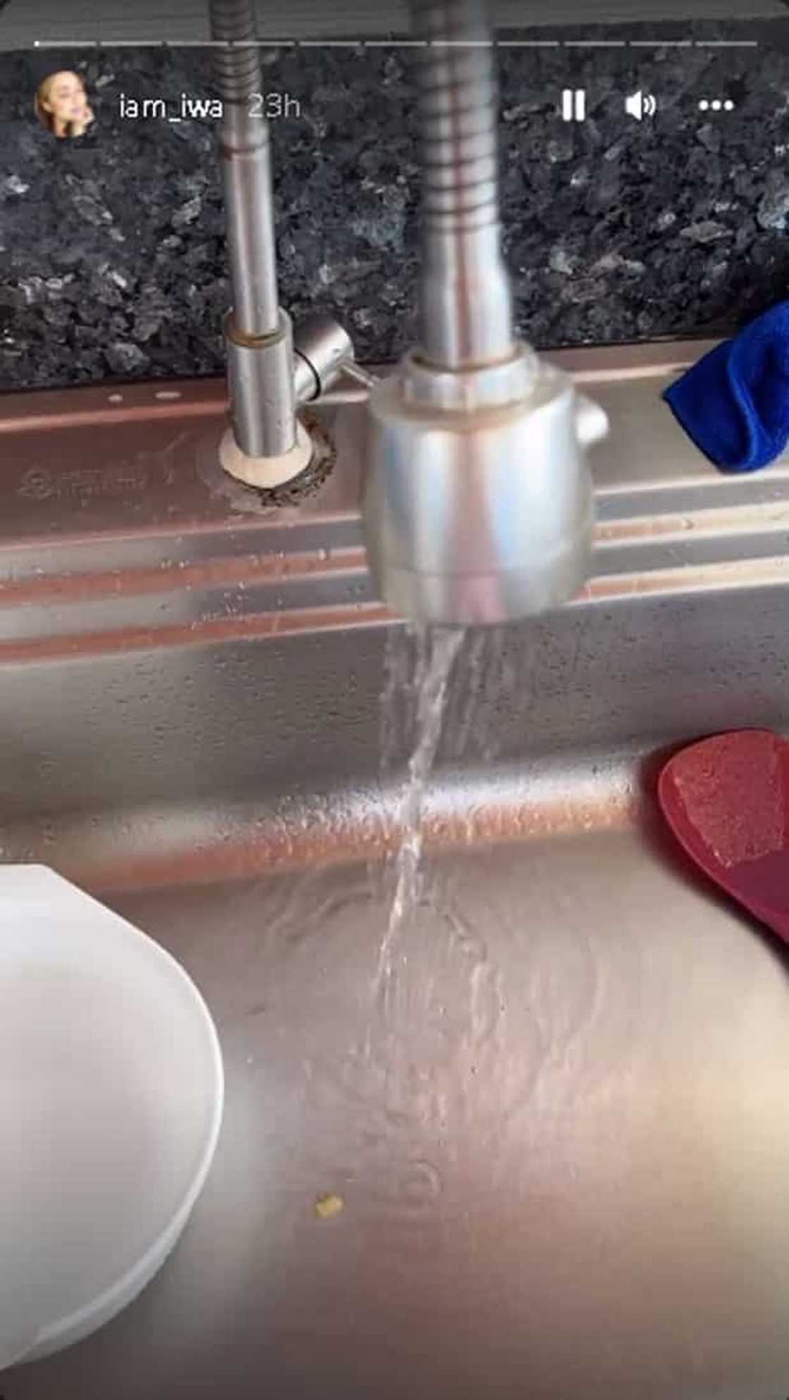 Iwa Moto, tinawag ang pansin ng Maynilad sa sobrang hina umano ng tubig at kulay blue pa Iwa Moto, tinawag ang pansin ng Maynilad sa sobrang hina umano ng tubig at kulay blue pa