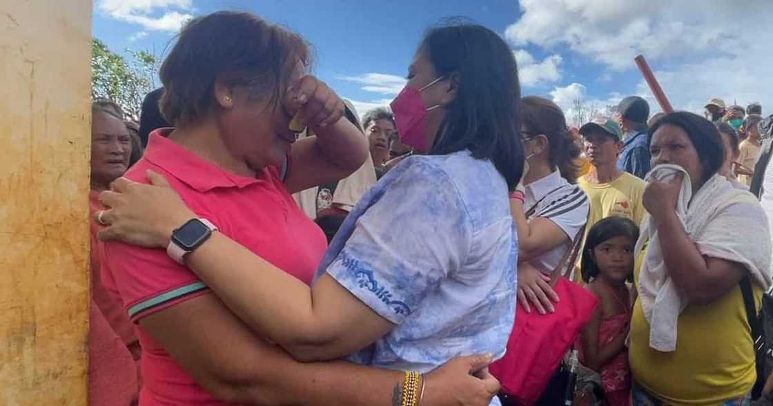 Leni Robredo, bumisita at naghatid ng tulong sa mga nasalanta ng Typhoon Odette Leni Robredo, bumisita at naghatid ng tulong sa mga nasalanta ng Typhoon Odette