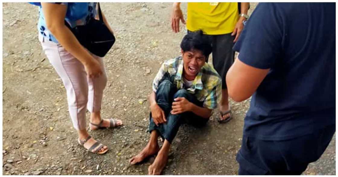 Vendor ng mani, napaiyak matapos matangay ng hold-upper ang kanyang pinaghirapan Vendor ng mani, napaiyak matapos matangay ng hold-upper ang kanyang pinaghirapan