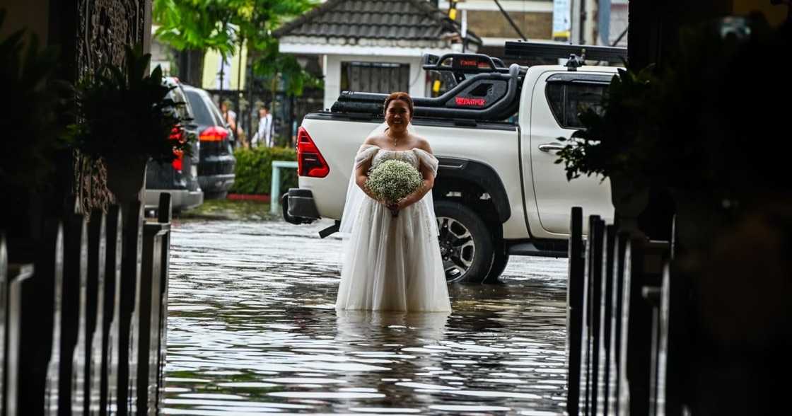 Magkasintahan itinuloy ang kasal sa Barasoain Church sa kabila ng pagbaha Magkasintahan itinuloy ang kasal sa Barasoain Church sa kabila ng pagbaha