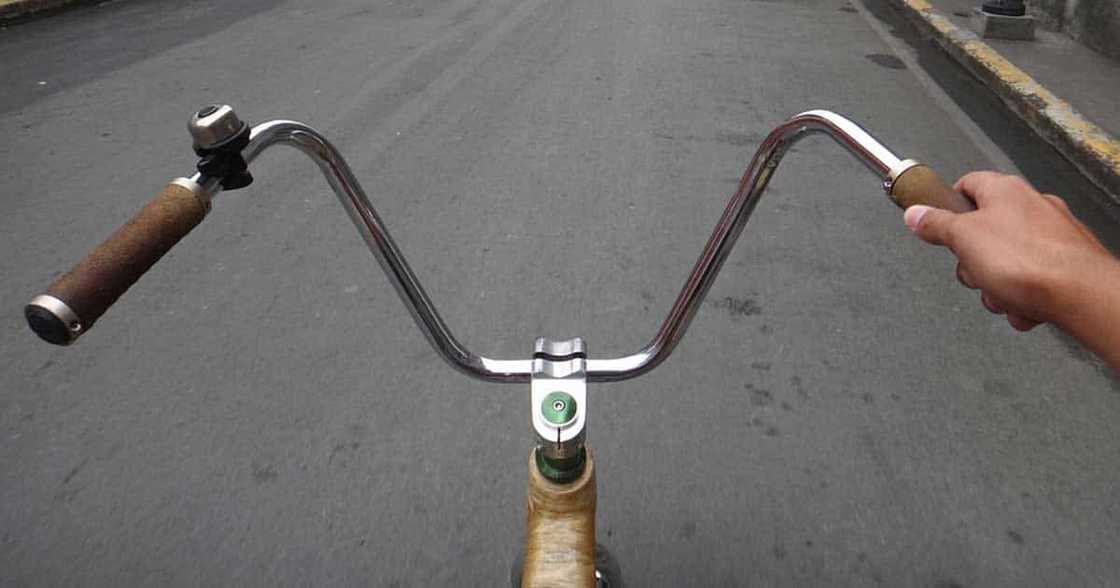 Video ng mayamang de-kotseng dinuro ang biker dahil nasagi sasakyan niya, viral na Video ng mayamang de-kotseng dinuro ang biker dahil nasagi sasakyan niya, viral na