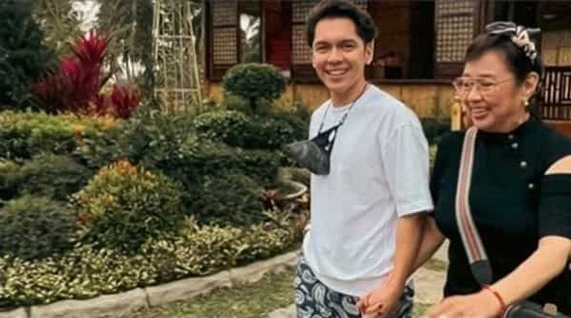 Carlo Aquino, video niya na naglalakad sa mall na "heavily guarded" kahit di dinudumog ng fans, viral Carlo Aquino, video niya na naglalakad sa mall na "heavily guarded" kahit di dinudumog ng fans, viral