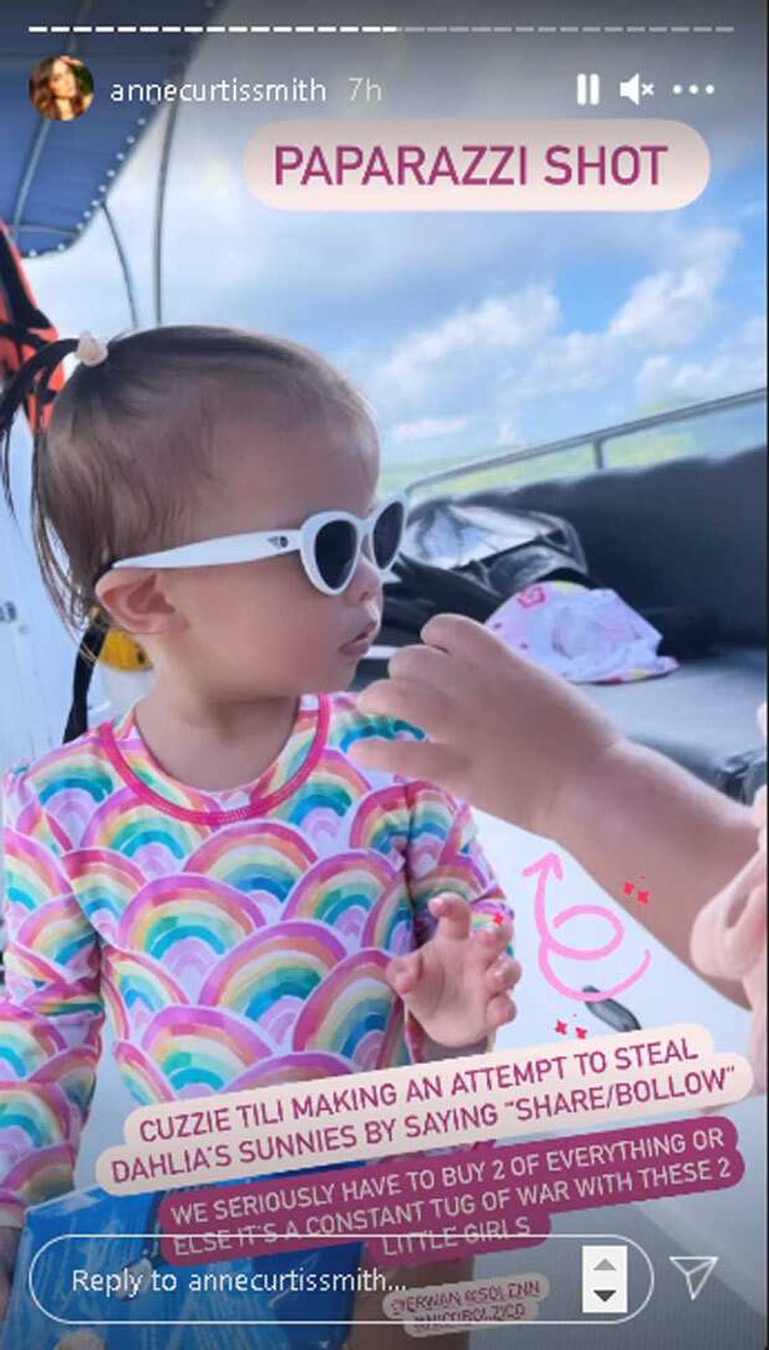 Anne Curtis, nakunan sa cam ang cute na pagtatangka ni Tili na kunin ang “sunnies” ni Dahlia Anne Curtis, nakunan sa cam ang cute na pagtatangka ni Tili na kunin ang “sunnies” ni Dahlia