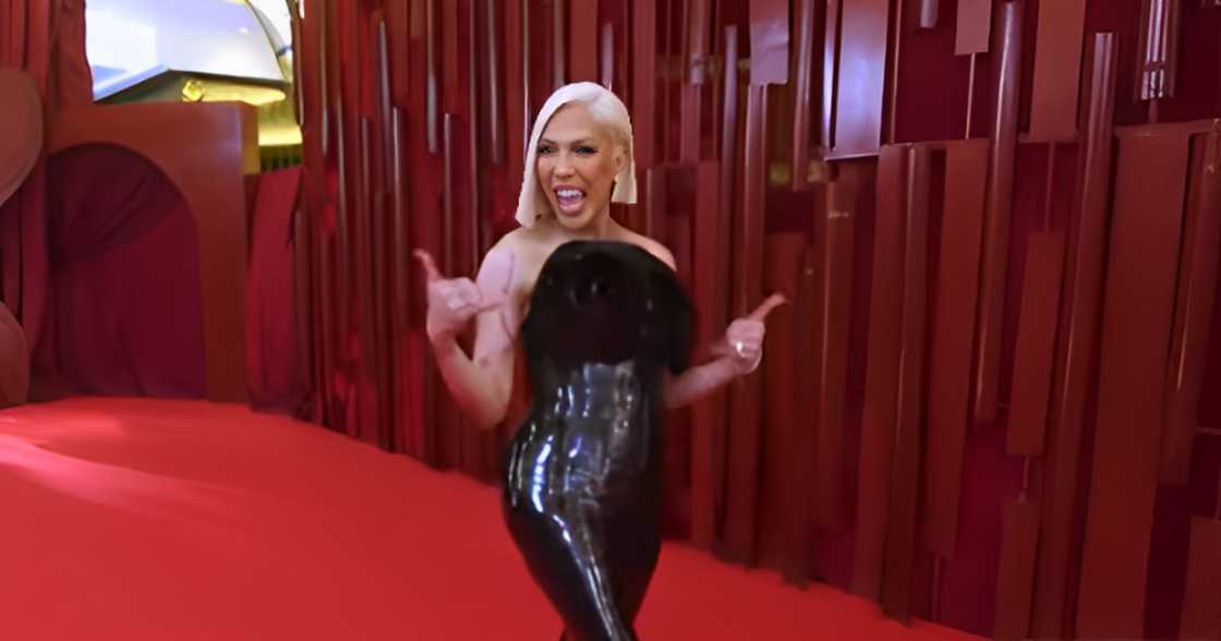 Vice Ganda, may makulit na sagot nang tanungin ng "sino ka ngayon, Meme" sa GMA Gala 2024 Vice Ganda, may makulit na sagot nang tanungin ng "sino ka ngayon, Meme" sa GMA Gala 2024