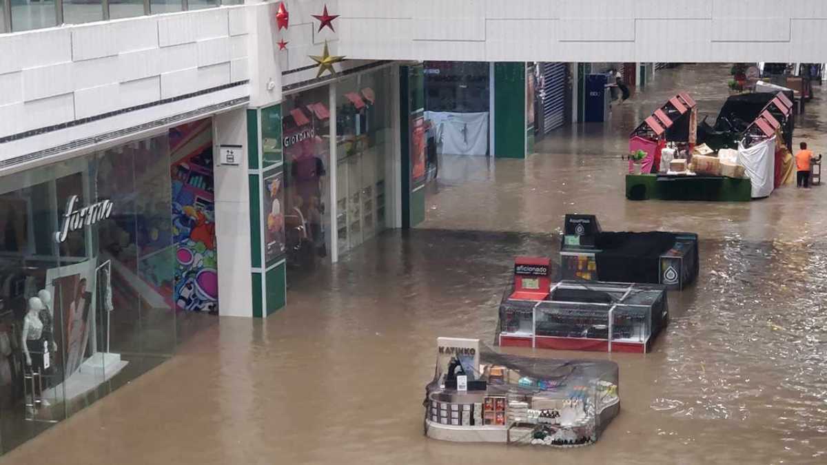 Sikat na shopping mall sa Naga City, pinasok ng baha; mga grocery items, inanod