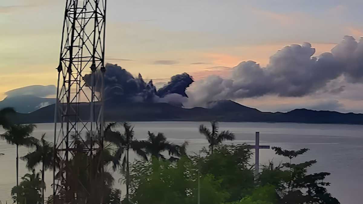 Video ng “minor phreatomagmatic” na pagsabog ng Taal Volcano ngayong ...