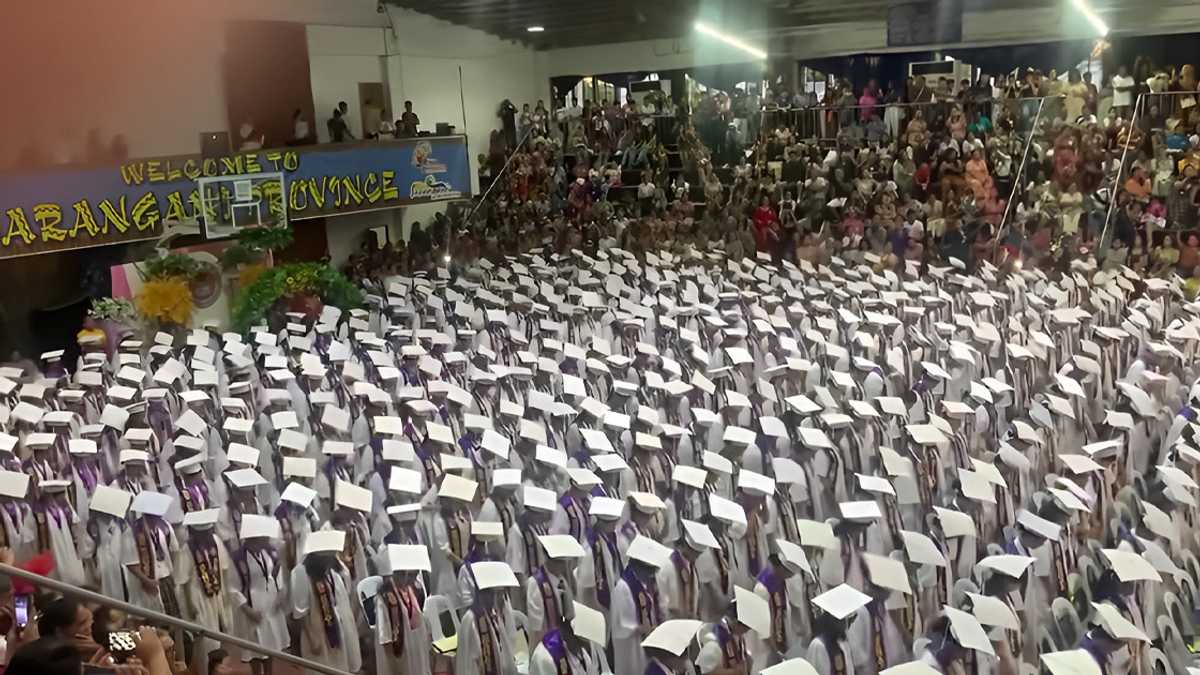 Vid ng graduation song performance ng mga estudyante ng isang ...