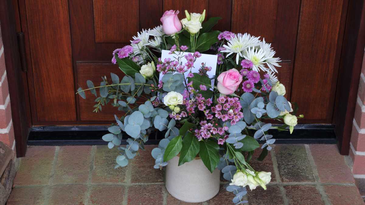 For 63 Years, My Husband Gave Me Flowers Every Valentine’s – After He Died, Another Bouquet Arrived For 63 Years, My Husband Gave Me Flowers Every Valentine’s – After He Died, Another Bouquet Arrived