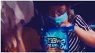 Video ng lalaking hindi nakatiis at nanghingi ng candy sa kasakay sa van, viral