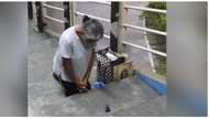 Lola na inabot ng pagdarasal sa footbridge, hinangaan ng marami