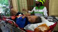 Bedridden na lolo, pinahanga ang netizens sa matinding determinasyon na bumoto