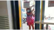 Batang namamalimos at lakas loob na nagpabili ng Jollibee meal, nabiyayaan