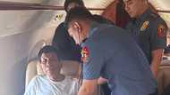 Photos ni FPRRD na patuloy na binibigyan ng medical assistance sa loob ng eroplano, isinapubliko