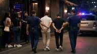 Dalawang lalaki, arestado dahil sa umano’y pagbabanta at pagpapanggap na pulis