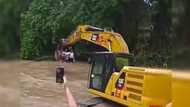 Video ng bride and groom na sumakay sa backhoe bucket para makatawid sa baha matuloy lang ang kasal, viral