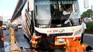 Bus, bumangga sa concrete barrier sa Marcos Highway; driver, nakatulog umano