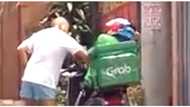 Susi ng motor ng delivery rider, bigla na lang kinuha ng nakaalitang customer