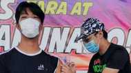 Health worker, nawindang sa mala-higanteng tinedyer na nagpapabakuna; kinailangan pa niyang tumuntong sa upuan
