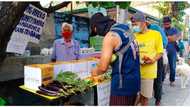 Tatay Elmer ng 'Piston 6', namataang namamahagi ng tulong sa kanilang community pantry