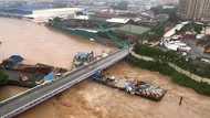 Mga barge, inanod ng rumaragasang baha sa Marikina river; tinamaan na tulay, bahagyang nasira