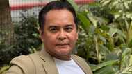 John Arcilla, napansin ang sirang mesa sa classroom: 'Asan ang budget sa edukasyon?'