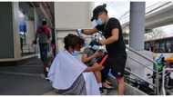 Hairstylist, nagbigay ng libreng gupit sa mga taong lansangan