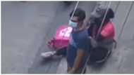 Babaeng delivery rider, napalupasay sa kakaiyak nang makitang nanakaw ang kanyang bike