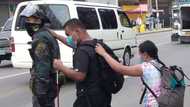 Policeman's kind act of helping blind couple cross busy highway touches netizens' hearts