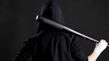 Babaeng sakay ng SUV, nag-road rage sa Pasay City; binasag ang pinto ng bus gamit ang baseball bat