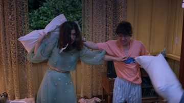 Carlo Aquino, ibinunyag na nagalit ang ina dahil sa pillow fight scene nila ni Anne Curtis