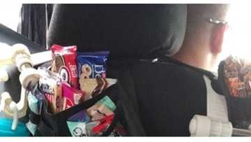 Mapagbigay na Grab driver, nag-viral dahil sa mga "libreng" gamit niya sa kotse