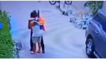 Delivery rider, naiyak at napayakap ng mahigpit sa nagsauli ng kanyang wallet