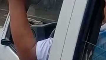 Driver ng van na may pic ng mayor sa Bacolod, nag "dirty-finger" sa motorista