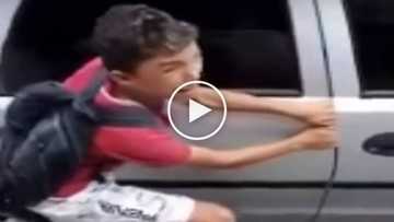 Sobrang brutal naman! Angry victims punish young thief by crushing his fingers with car door