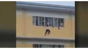 Gr.5 student sa viral video na nakalambitin sa bintana, ₱10 raw ang dahilan bakit ito nagawa
