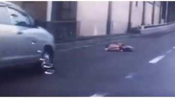 Nastress nang todo ang netizens dahil sa pagtawid ng isang babae sa EDSA