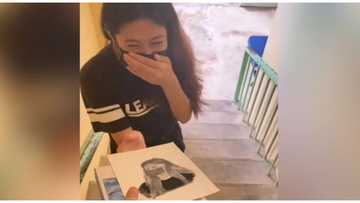 Mahusay na artist, mabilis na naiguhit ang isang babaeng nakatayo lamang sa harap niya
