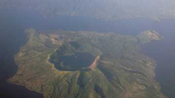 Bagong video ng pagbuga ng steam ng Taal Volcano, nag-viral sa social media