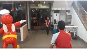 Buwis-buhay na "laban" ng 2 crew ng Jollibee, viral