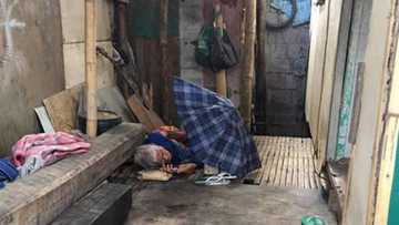 Kulang na lang kadena! Kahabag-habag na kundisyon ng matandang pinapatulog sa labas ng bahay, kinundena ng netizens