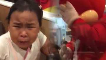 Batang takot na takot kay Jollibee, viral sa social media