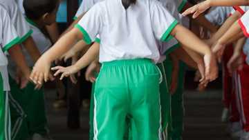 Netizens, nag-react sa video ng 2 batang may ginagawang kalokohan sa likod ng classroom