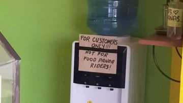 May-ari ng nag-viral na water dispenser na may “not for Food Panda riders” sign, kinondena ang bashers